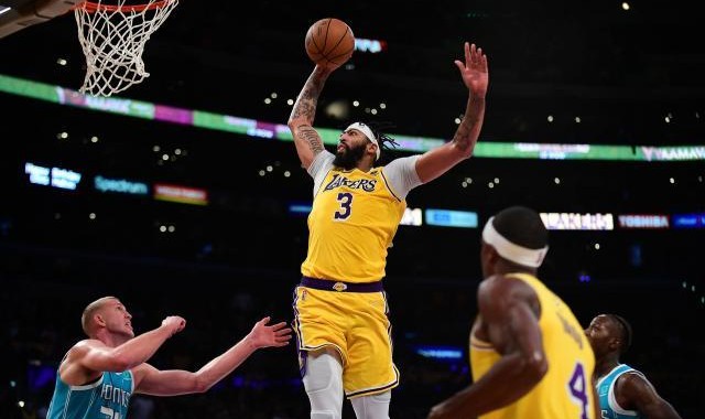 世界杯手机观看-浓眉哥带病血战43分钟！詹皇缺席湖人靠他挑大梁